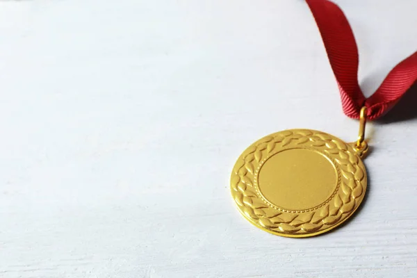 Medalha Ouro Com Espaço Para Design Fundo Madeira Branca Conceito — Fotografia de Stock