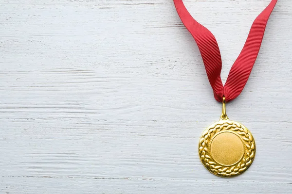 Medalha Ouro Com Espaço Para Design Fundo Madeira Branca Vista — Fotografia de Stock