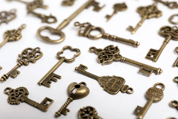 Bronze Vintage Ornate Keys White Background — Stock Photo, Image