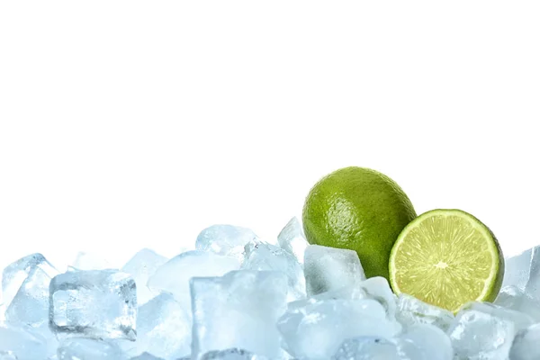 Verse Limes Ijsblokjes Tegen Witte Achtergrond — Stockfoto