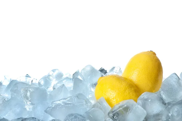 Frische Zitronen Auf Eiswürfeln Vor Weißem Hintergrund — Stockfoto