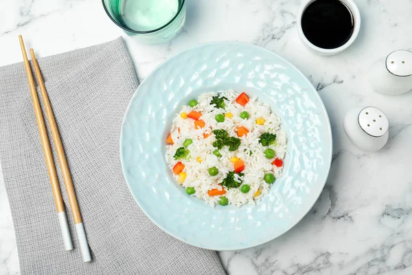 Gekochter Reis Mit Gemüse Auf Marmortisch Serviert Flach Gelegt — Stockfoto