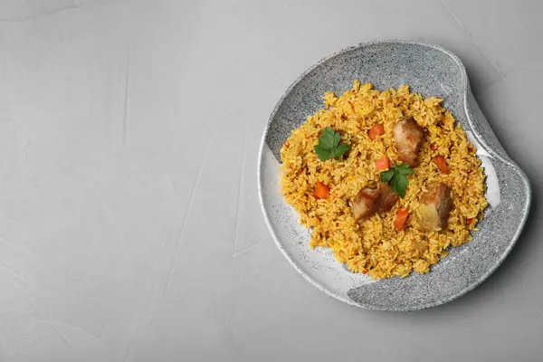 Piatto Delizioso Riso Pilaf Sfondo Grigio Vista Dall Alto Con — Foto Stock