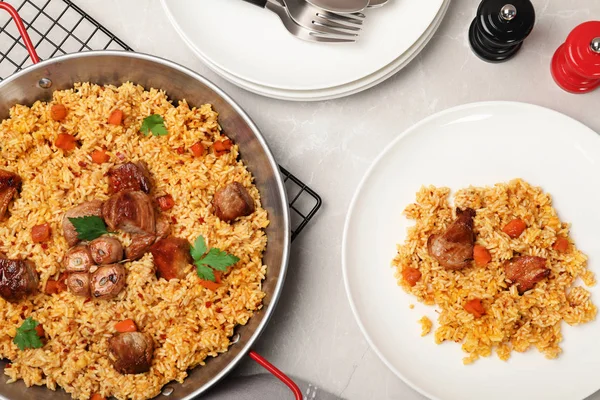 Frigideira Prato Com Delicioso Arroz Pilaf Mesa Leve Flat Lay — Fotografia de Stock