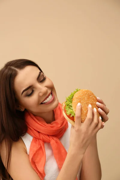 Young Woman Eating Tasty Burger Color Background Space Text — Stock Photo, Image