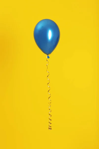 Heller Ballon Mit Band Auf Farbigem Hintergrund — Stockfoto
