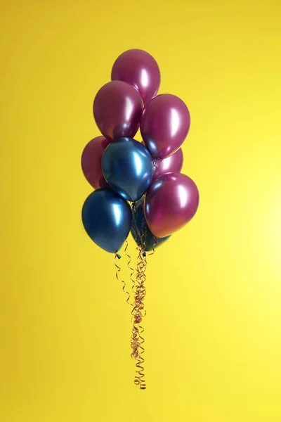 Bando Balões Brilhantes Fundo Cor — Fotografia de Stock