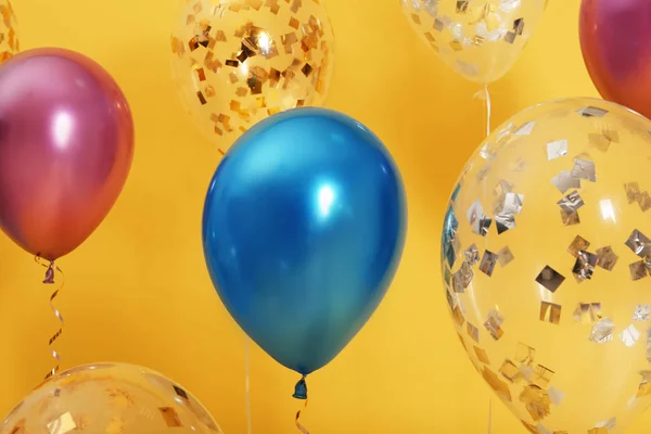 Heldere Ballonnen Met Linten Kleur Achtergrond — Stockfoto