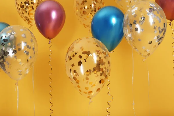 Φωτεινά Μπαλόνια Κορδέλες Στο Χρώμα Φόντου — Φωτογραφία Αρχείου