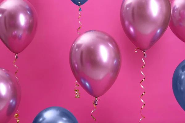 Helle Luftballons Mit Bändern Auf Farbigem Hintergrund — Stockfoto