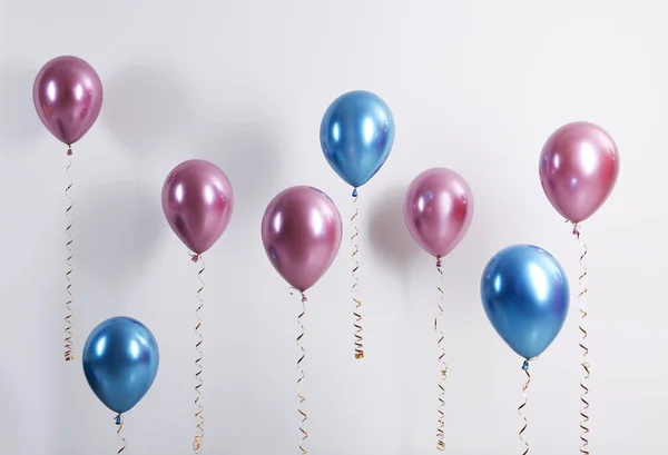 Beyaz Arka Plan Üzerinde Renkli Balonlar Şeritler — Stok fotoğraf