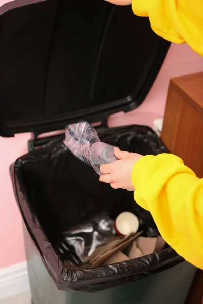 Jovem Mulher Jogando Garrafa Plástico Lixeira Dentro Casa Close Reciclagem — Fotografia de Stock