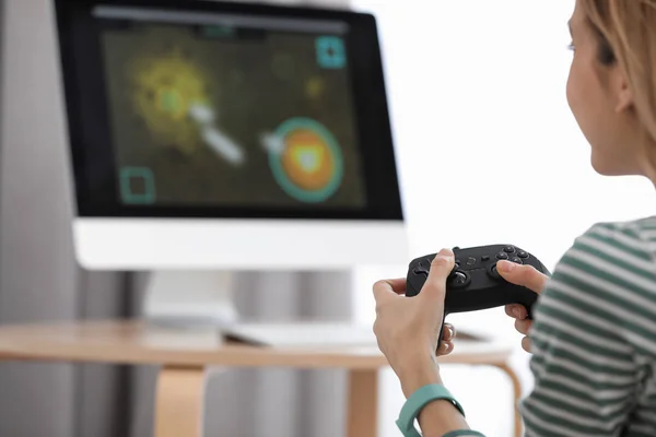 Jovem Mulher Jogando Videogame Casa Close — Fotografia de Stock