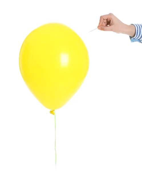 Femme Perçant Ballon Jaune Sur Fond Blanc Gros Plan — Photo