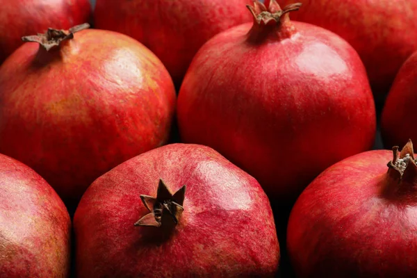 Muchos Frutos Rojos Maduros Granada Como Fondo — Foto de Stock