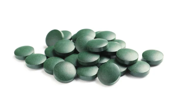 Haufen Spirulina Tabletten Auf Weißem Hintergrund — Stockfoto