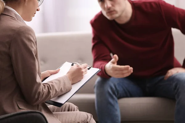 Psychoterapeuta Pracuje Młodego Człowieka Biurze Zbliżenie — Zdjęcie stockowe