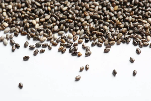Chia tohum beyaz arka plan üzerinde dağınık. Organik superfood