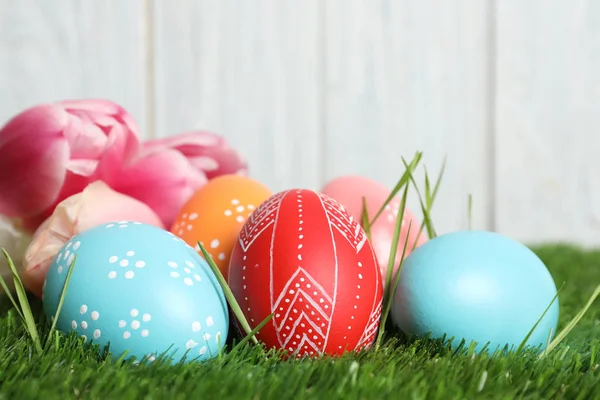 Renkli Boyalı Paskalya Yumurtaları Bahar Çiçekleri Ahşap Arka Plan Karşı — Stok fotoğraf