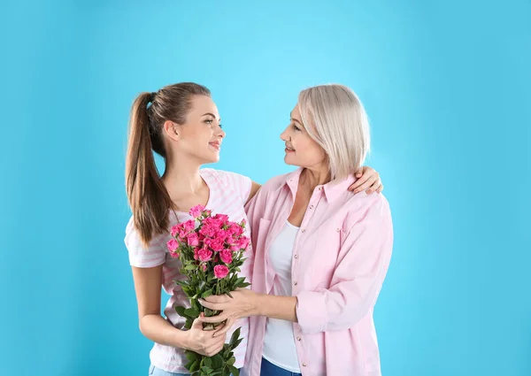 Hija Joven Felicitando Madre Madura Sobre Fondo Color Feliz Día — Foto de Stock