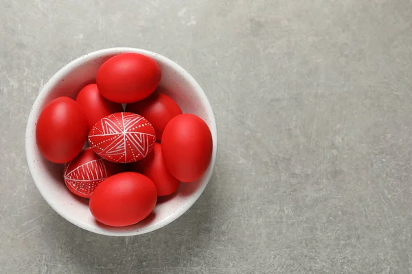 Kırmızı Boyalı Paskalya Yumurtaları Masada Üstten Görünüm Ile Top Metin — Stok fotoğraf