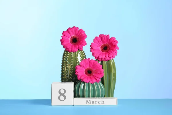 Composition Avec Cactus Décoratifs Fleurs Sur Table Sur Fond Couleur — Photo