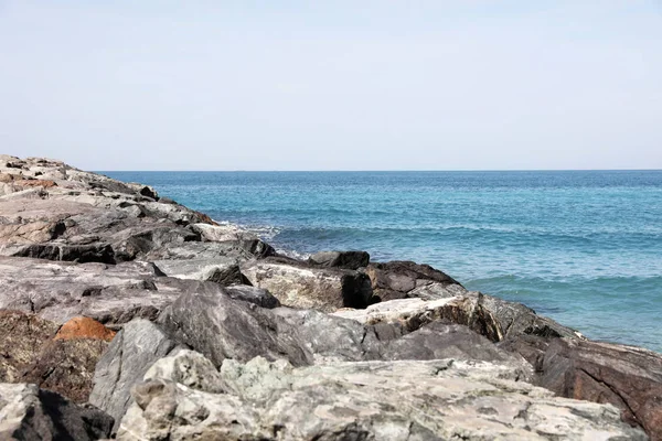 Мальовничий Вид Красивий Скелястий Пляж Сонячний День — стокове фото