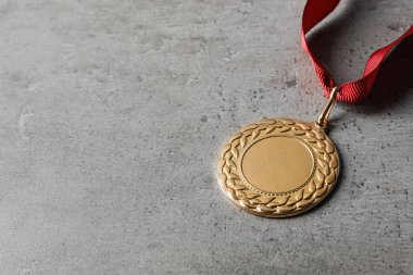 Altın madalya için gri arka plan üzerinde tasarım alanı ile. Zafer kavramı