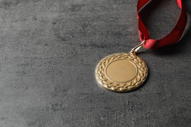 Altın madalya için gri arka plan üzerinde tasarım alanı ile. Zafer kavramı