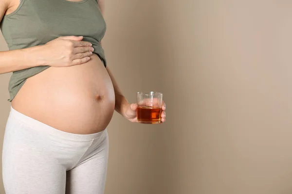 Pregnant Woman Glass Whiskey Color Background Space Text Alcohol Addiction — Stock Photo, Image