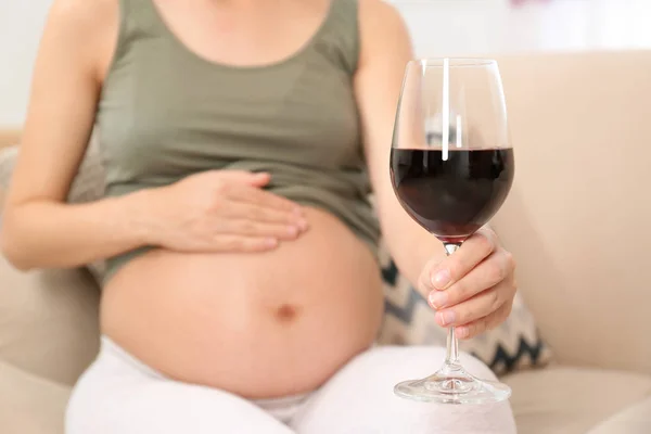 Pregnant Woman Glass Red Wine Home Space Text Alcohol Addiction — Stock Photo, Image