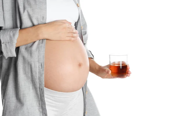 Беременная Женщина Стаканом Виски Белом Фоне Алкогольная Зависимость — стоковое фото