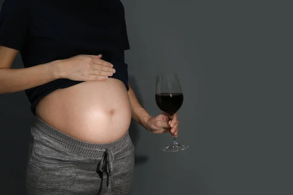 Femme Enceinte Avec Verre Vin Rouge Sur Fond Sombre Espace — Photo