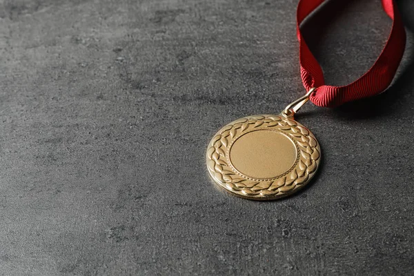 Medalha Ouro Com Espaço Para Design Fundo Cinza Conceito Vitória — Fotografia de Stock