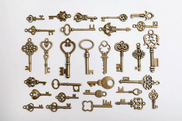Bronze Vintage Ornate Keys White Background Top View — Stock Photo, Image