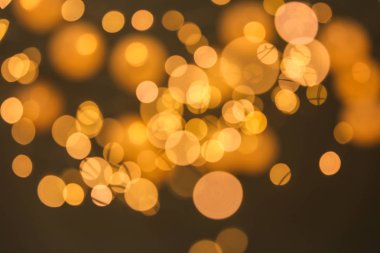 Koyu arka plan üzerinde bulanık görünüm Altın ışık. Bokeh etkisi