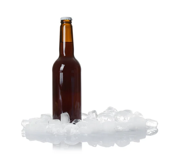 Μπουκάλι Μπύρας Και Παγάκια Λευκό Φόντο — Φωτογραφία Αρχείου