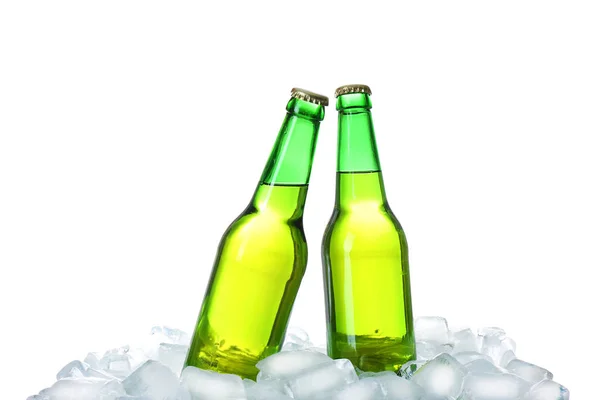 Flessen Bier Ijsblokjes Tegen Witte Achtergrond — Stockfoto