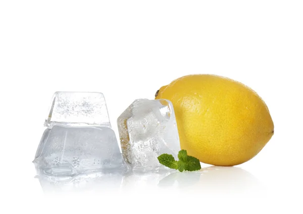 Färsk Citron Mynta Och Isbitar Vit Bakgrund — Stockfoto