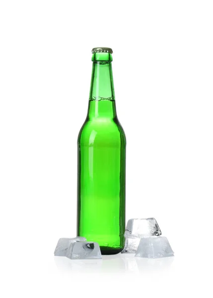 Μπουκάλι Μπύρας Και Παγάκια Λευκό Φόντο — Φωτογραφία Αρχείου
