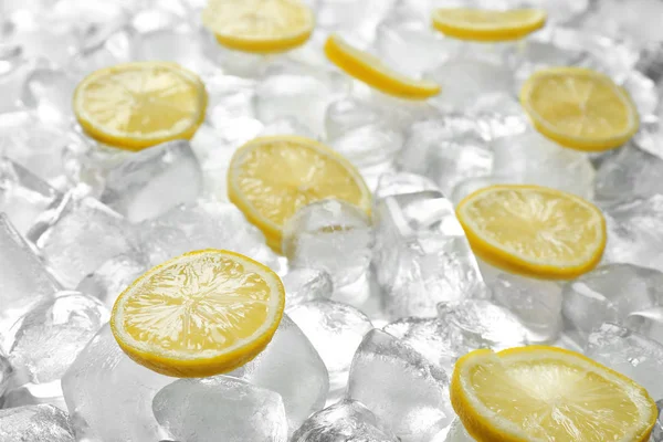 Frische Zitronenscheiben Auf Einem Haufen Eiswürfel — Stockfoto