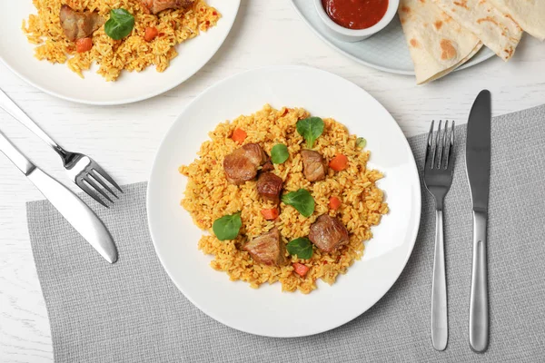 Prato Delicioso Arroz Pilaf Servido Mesa Leve Flat Lay — Fotografia de Stock