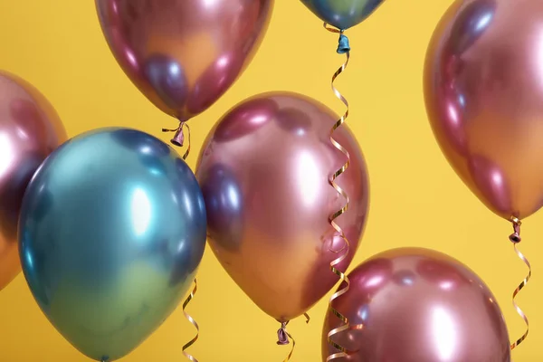 Globos Brillantes Con Cintas Sobre Fondo Color — Foto de Stock