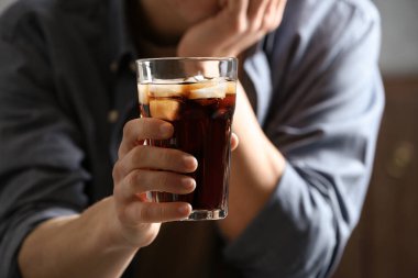 Cam soğuk kola kapalı, closeup adamla