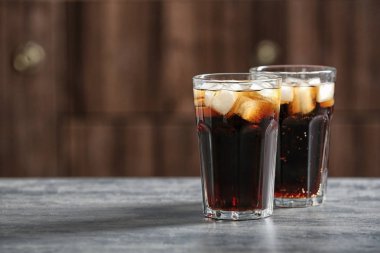Tablo arka plan bulanık karşı soğuk kola bardak. Metin için yer