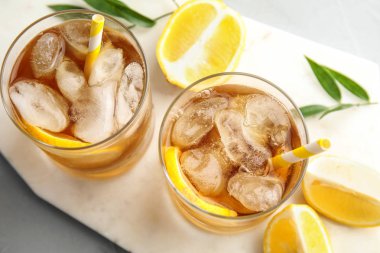 Limonata buz küpleri ve meyve masada, üstten görünüm