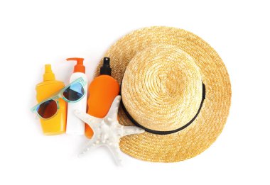 Güneş koruma ürünleri beyaz arka planda, üstten görünüm ile kompozisyon