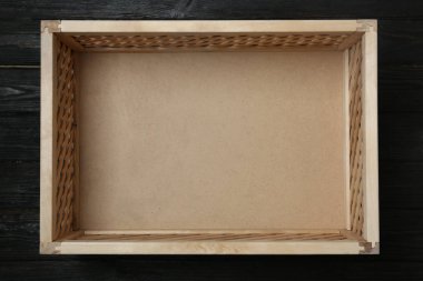 Koyu arka plan, üstten görünüm boş ahşap sandık