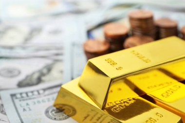 Parlak altın Bar ve sikkeler üzerinde dolar faturaları. Metin için yer