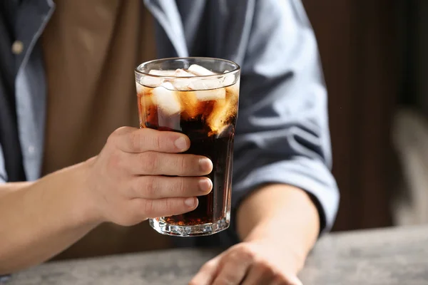 Hombre Con Vaso Cola Fría Mesa Interior Primer Plano — Foto de Stock